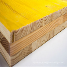 painel amarelo de madeira para cofragem de construção
